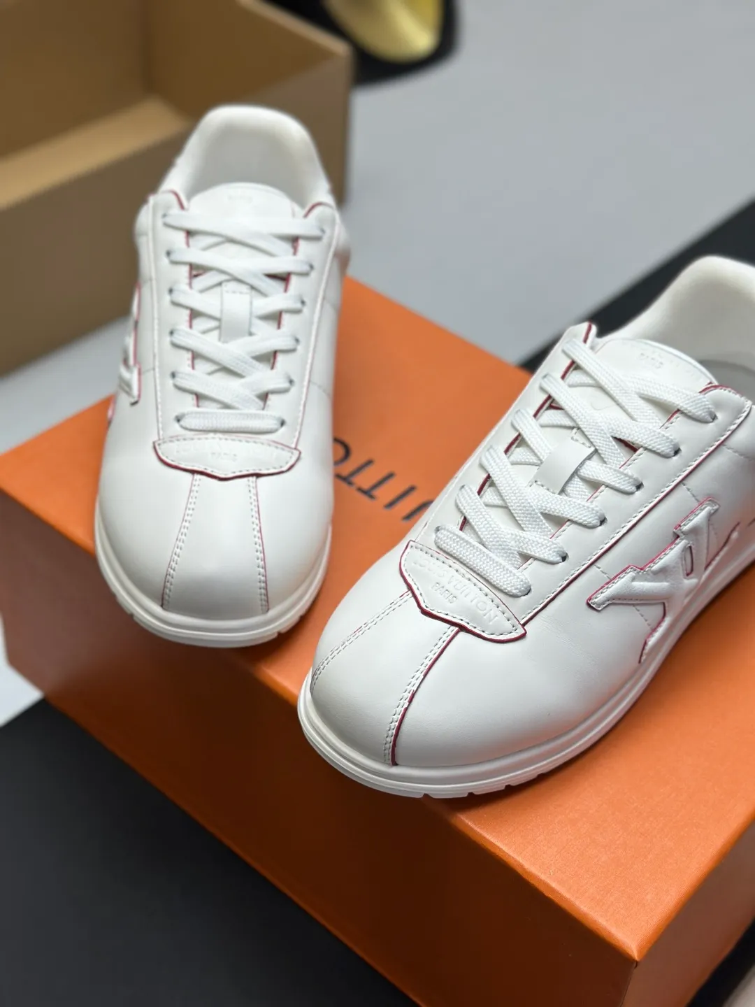 👟👟Ex-factory price 680👟👟 Full set of packaging with airplane box💰Top version LV-Louis Vuitton-classic catwalk new style 1:1 development replica of the original version! ! The upper foot is very comfortable. It is made of luxurious materials and fine workmanship. The midsole is printed with English letters "Made in Europe". The upper is made of calfskin imported from Italy. The side is decorated with the brand's LOGO and signature. The latest latex foot pads and mesh lining make the foot feel super comfortable. The original two-color TPU combination outsole is specially provided by the original factory. Bag technology Goodyear stitched edges Fabric: Exclusive customized first-layer cowhide Accessories: Exclusive private model Vuitton logo, lining: Customized silk mesh lining - first-layer silk cowhide lining Outsole: TPU combination outsole wear-resistant, non-slip and anti-yellowing Foot pads: new latex pads-mesh sweat-absorbent Counter technology: fully computerized sewing machine wire drawing Toe box back cover Hot and cold shaping Full set of pull-top lasts with medium and low logo patterns Special counter packaging - shoelaces, certificate, card, instructions, certificate of quality, dust bag, the most complete packaging on the entire network, women's 35-40 men's 38-46 (38/46 customized, non-refundable! GD9916